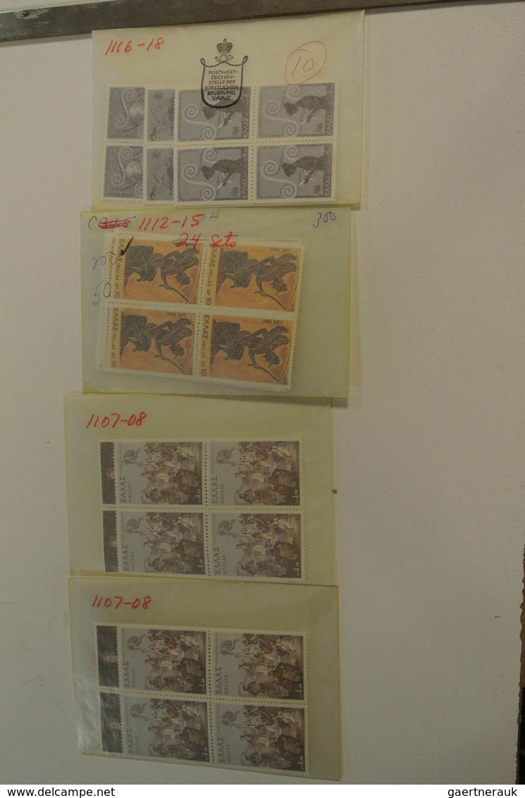 26593 Griechenland: 1960-1990. Small box with glassines with a mint and used stock Greece 1960-1990.