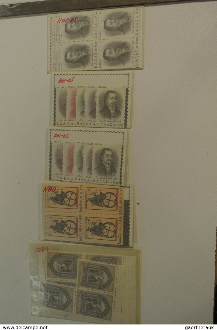 26593 Griechenland: 1960-1990. Small box with glassines with a mint and used stock Greece 1960-1990.