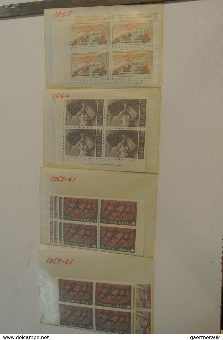 26593 Griechenland: 1960-1990. Small box with glassines with a mint and used stock Greece 1960-1990.