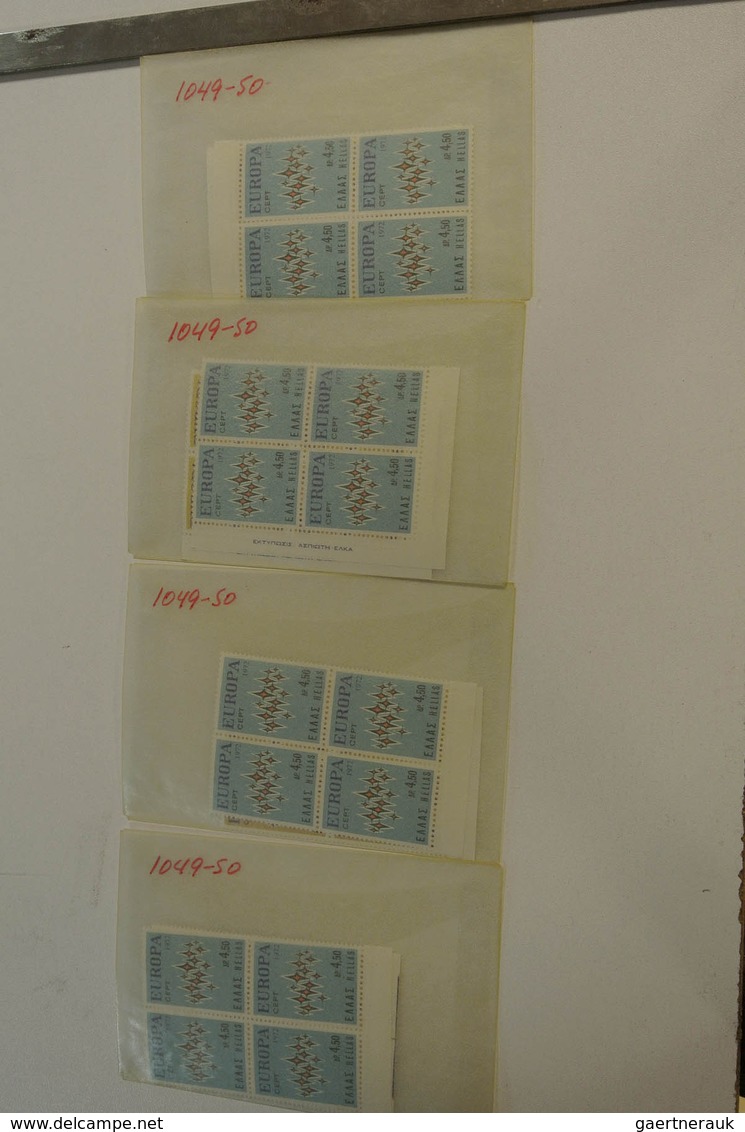 26593 Griechenland: 1960-1990. Small box with glassines with a mint and used stock Greece 1960-1990.