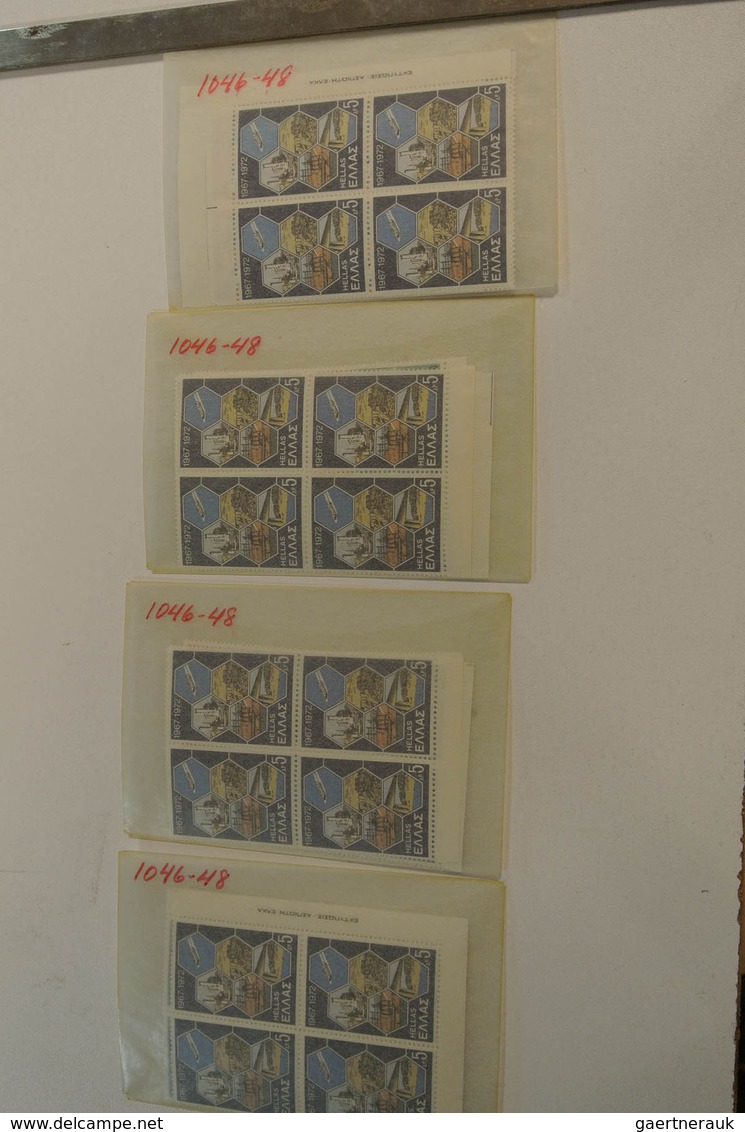 26593 Griechenland: 1960-1990. Small box with glassines with a mint and used stock Greece 1960-1990.