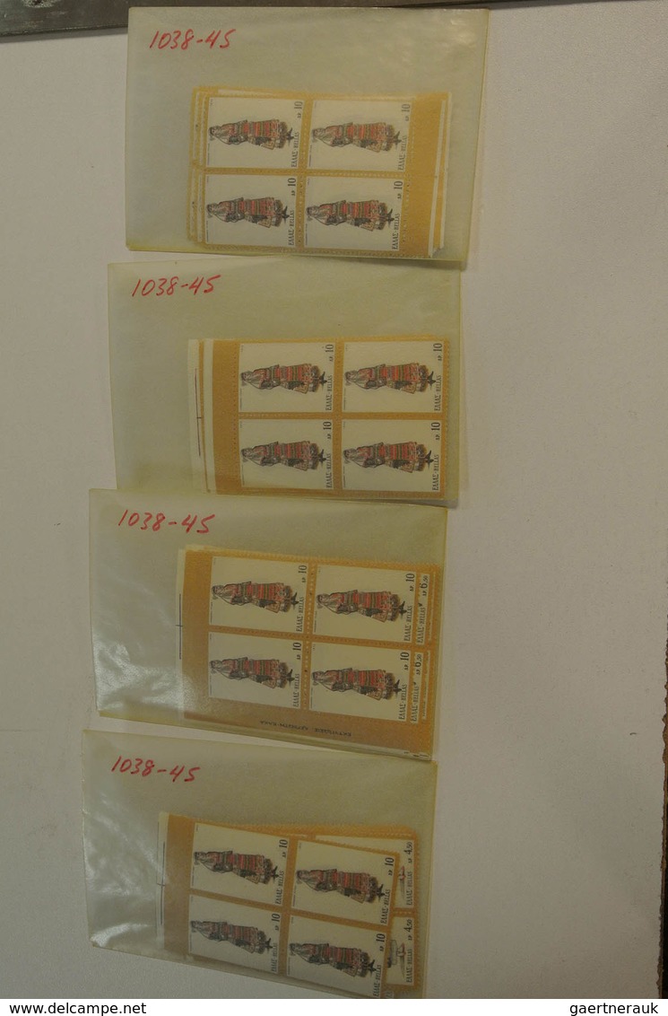 26593 Griechenland: 1960-1990. Small box with glassines with a mint and used stock Greece 1960-1990.