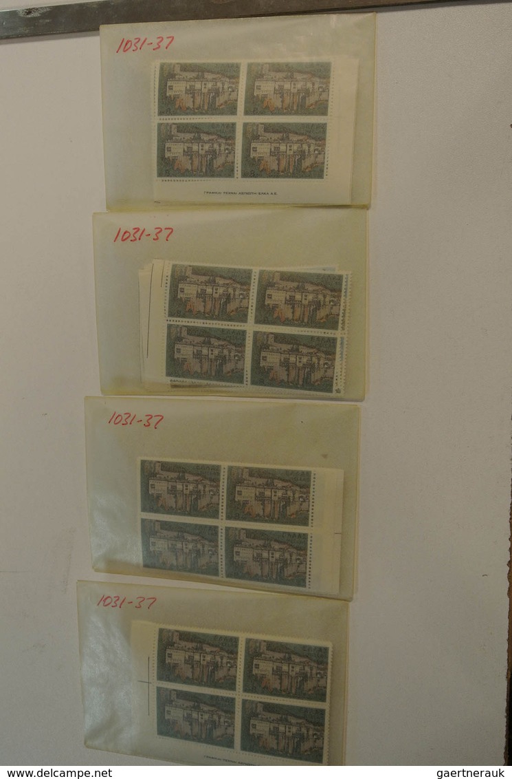 26593 Griechenland: 1960-1990. Small box with glassines with a mint and used stock Greece 1960-1990.