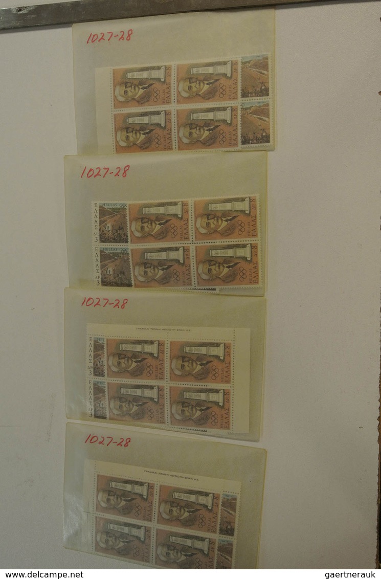 26593 Griechenland: 1960-1990. Small box with glassines with a mint and used stock Greece 1960-1990.