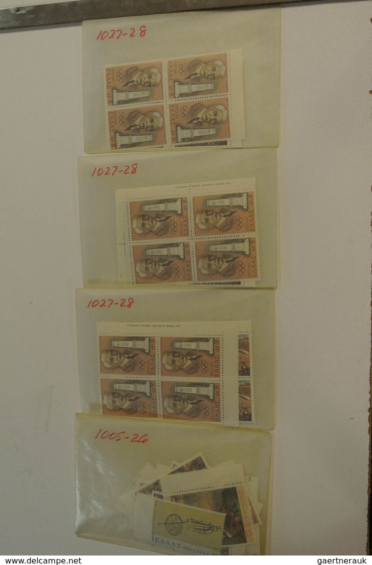 26593 Griechenland: 1960-1990. Small box with glassines with a mint and used stock Greece 1960-1990.