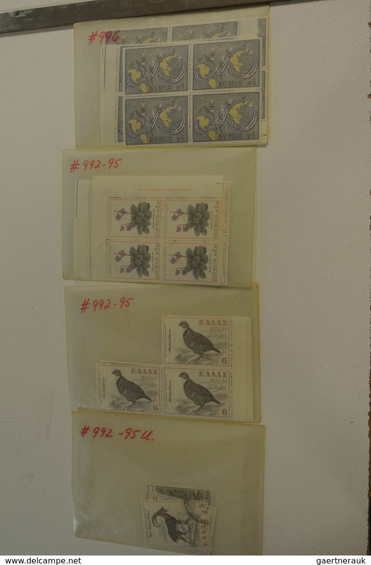 26593 Griechenland: 1960-1990. Small box with glassines with a mint and used stock Greece 1960-1990.