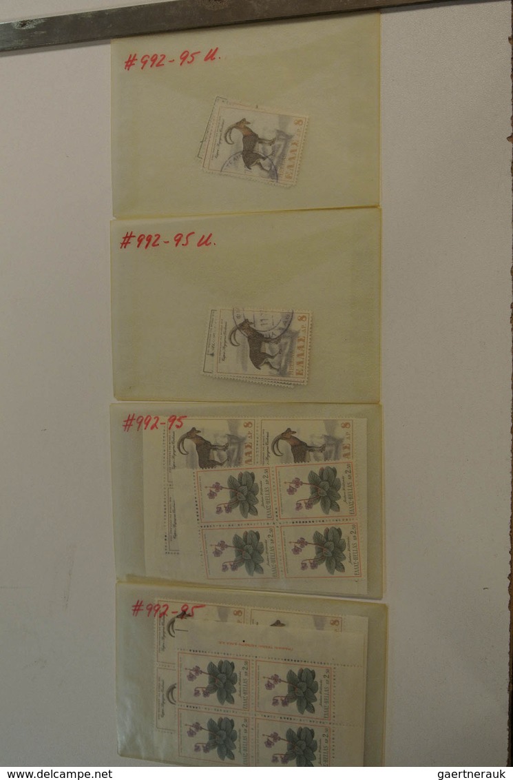 26593 Griechenland: 1960-1990. Small box with glassines with a mint and used stock Greece 1960-1990.