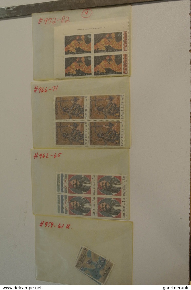 26593 Griechenland: 1960-1990. Small box with glassines with a mint and used stock Greece 1960-1990.