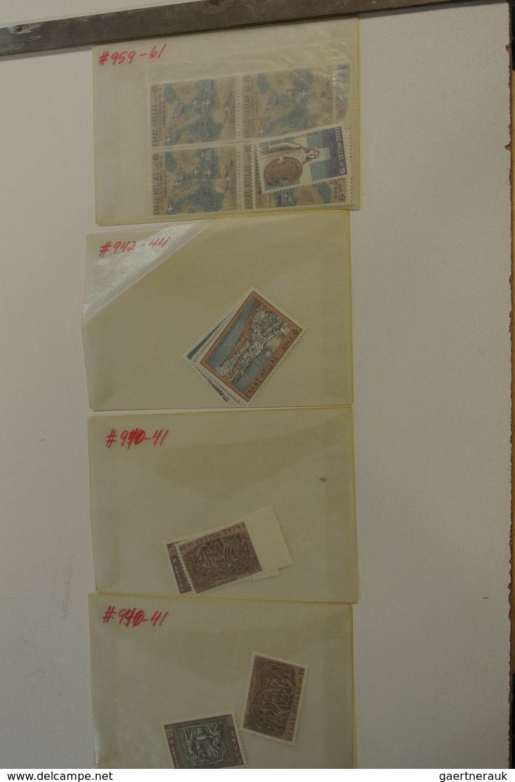 26593 Griechenland: 1960-1990. Small box with glassines with a mint and used stock Greece 1960-1990.