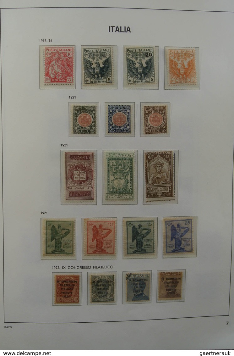 26928 Italien: 1861-1975. MNH, mint hinged and used collection Italy 1861-1975 in 2 Davo cristal albums an