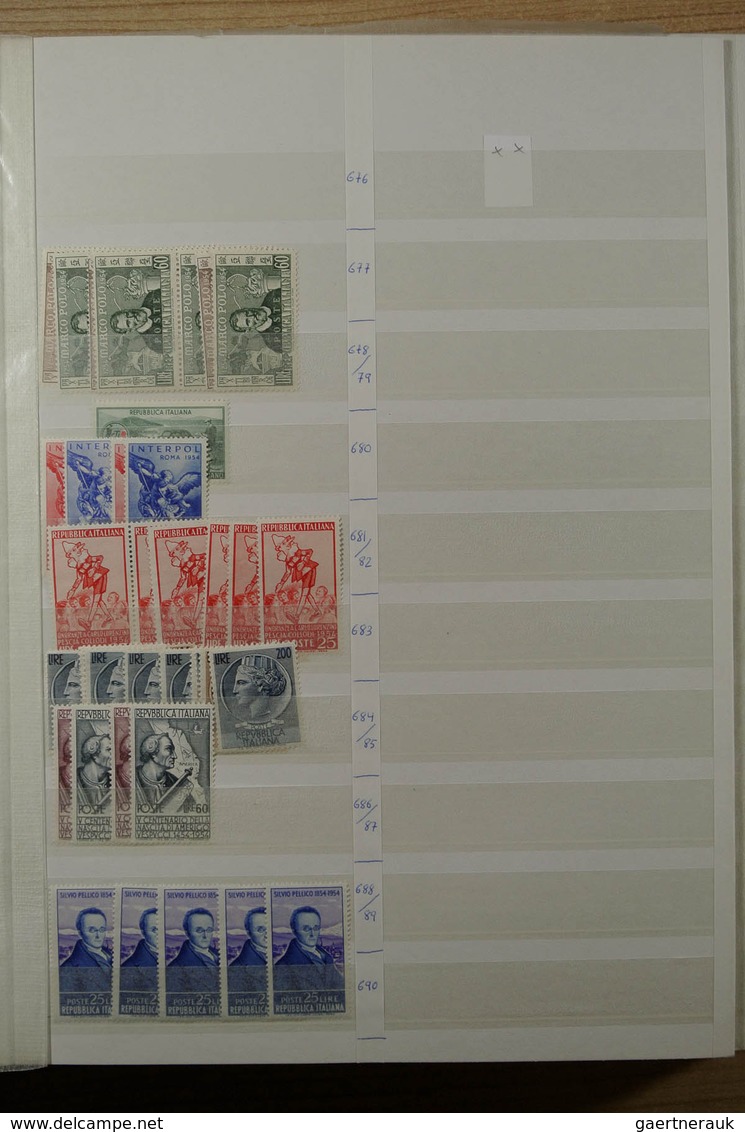 26985 Italien: 1926-1981. Stockbook with various MNH sets of Italy 1926-1981. Much material, cat. value ca