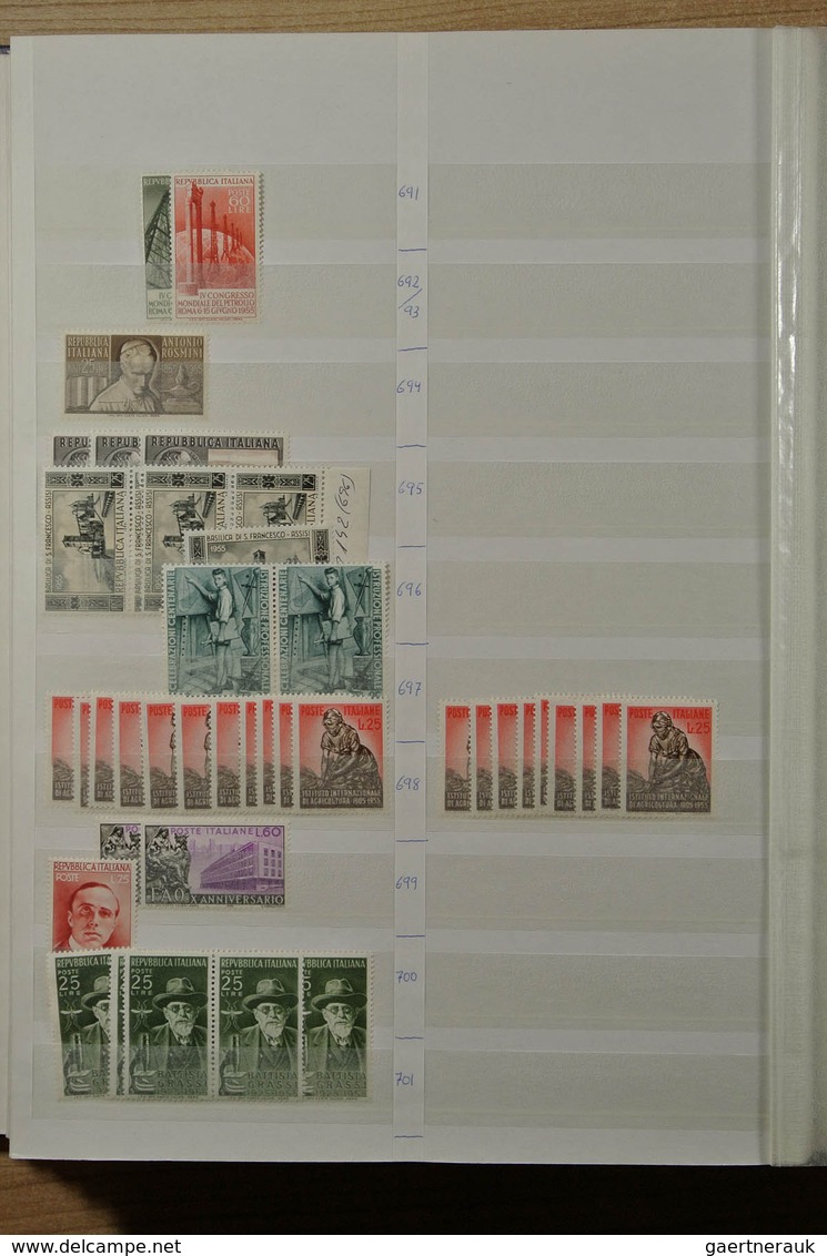 26985 Italien: 1926-1981. Stockbook with various MNH sets of Italy 1926-1981. Much material, cat. value ca