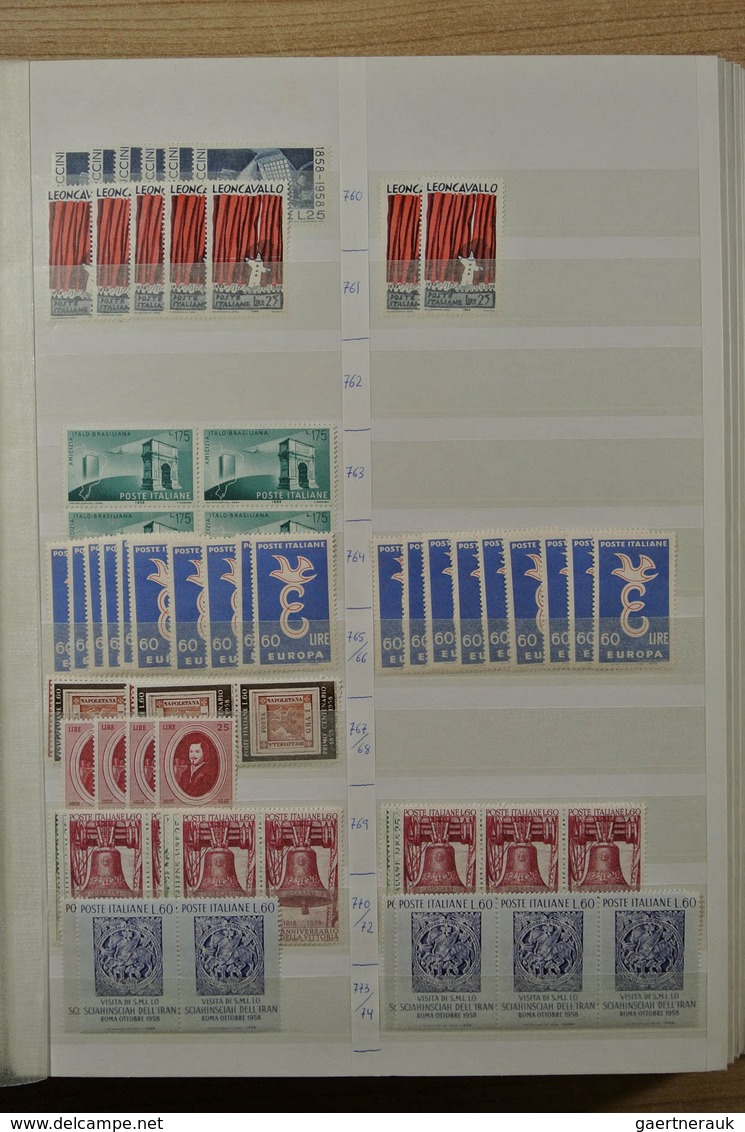 26985 Italien: 1926-1981. Stockbook with various MNH sets of Italy 1926-1981. Much material, cat. value ca