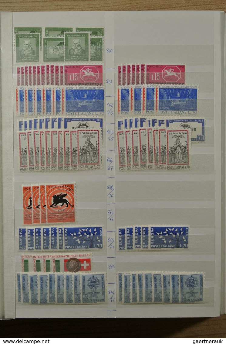 26985 Italien: 1926-1981. Stockbook with various MNH sets of Italy 1926-1981. Much material, cat. value ca