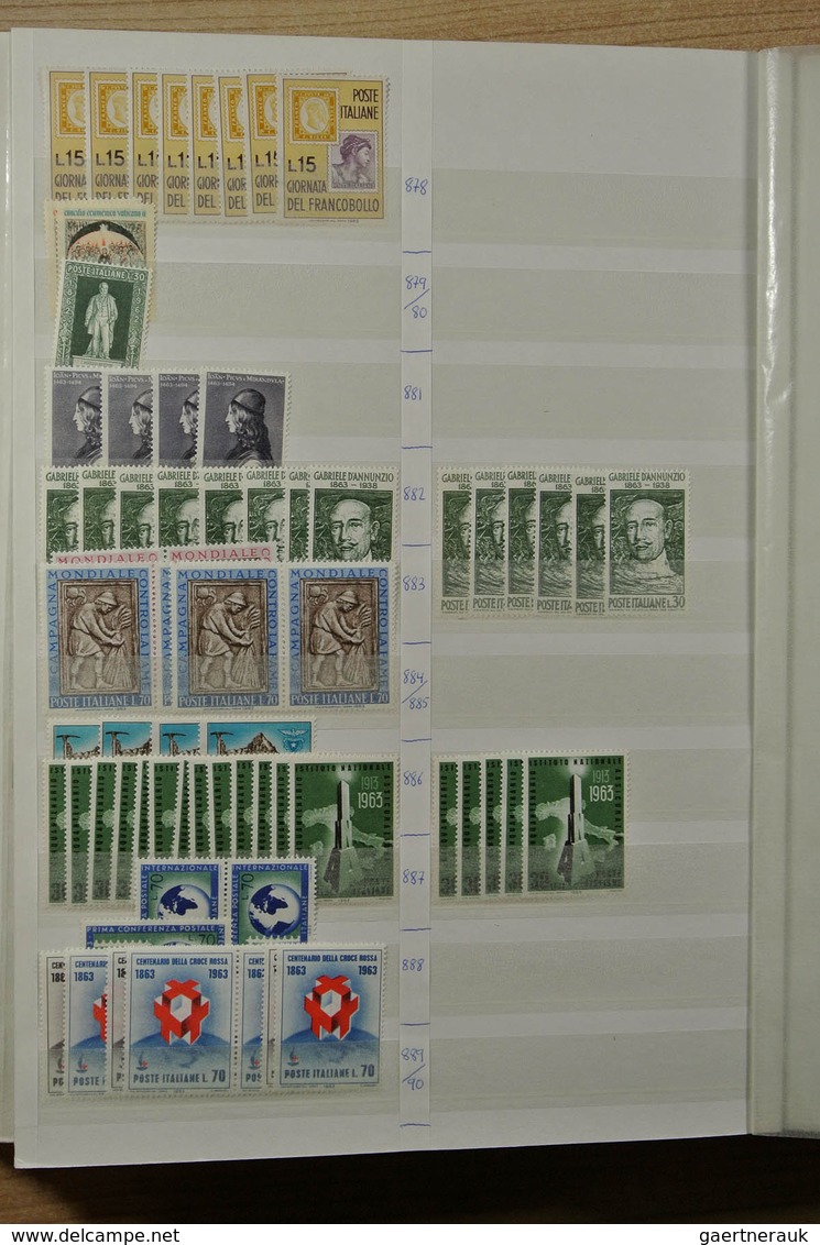 26985 Italien: 1926-1981. Stockbook with various MNH sets of Italy 1926-1981. Much material, cat. value ca