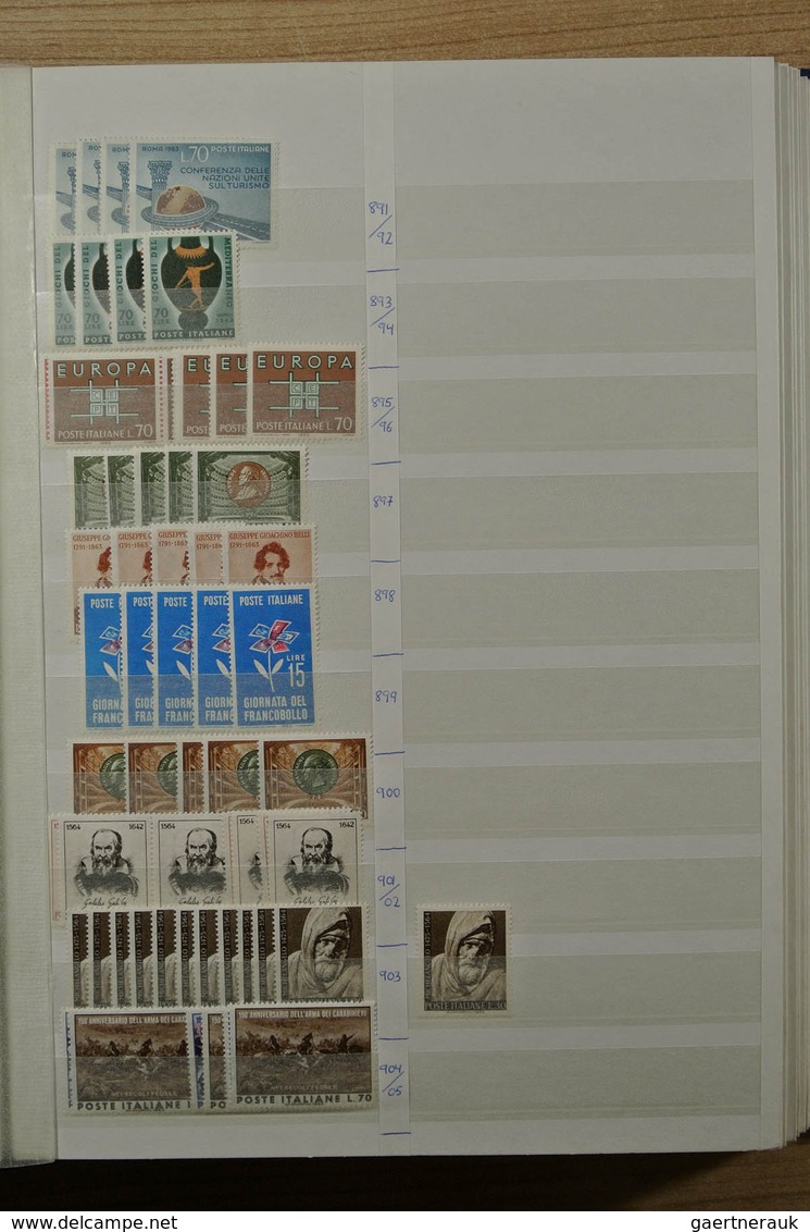 26985 Italien: 1926-1981. Stockbook with various MNH sets of Italy 1926-1981. Much material, cat. value ca