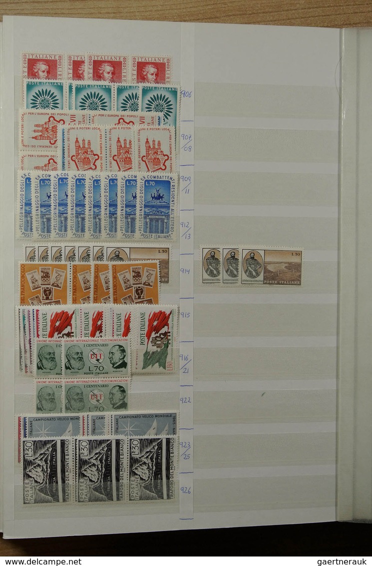 26985 Italien: 1926-1981. Stockbook with various MNH sets of Italy 1926-1981. Much material, cat. value ca