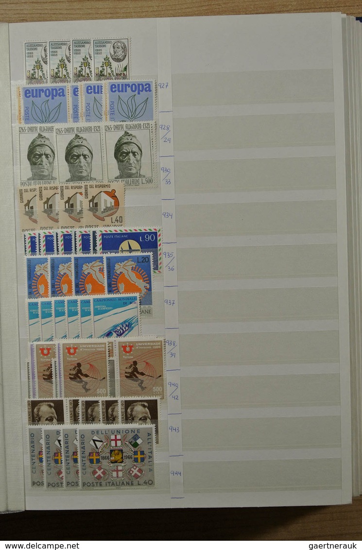 26985 Italien: 1926-1981. Stockbook with various MNH sets of Italy 1926-1981. Much material, cat. value ca