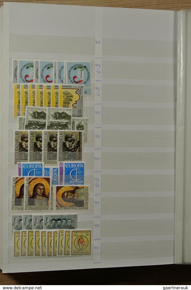 26985 Italien: 1926-1981. Stockbook with various MNH sets of Italy 1926-1981. Much material, cat. value ca