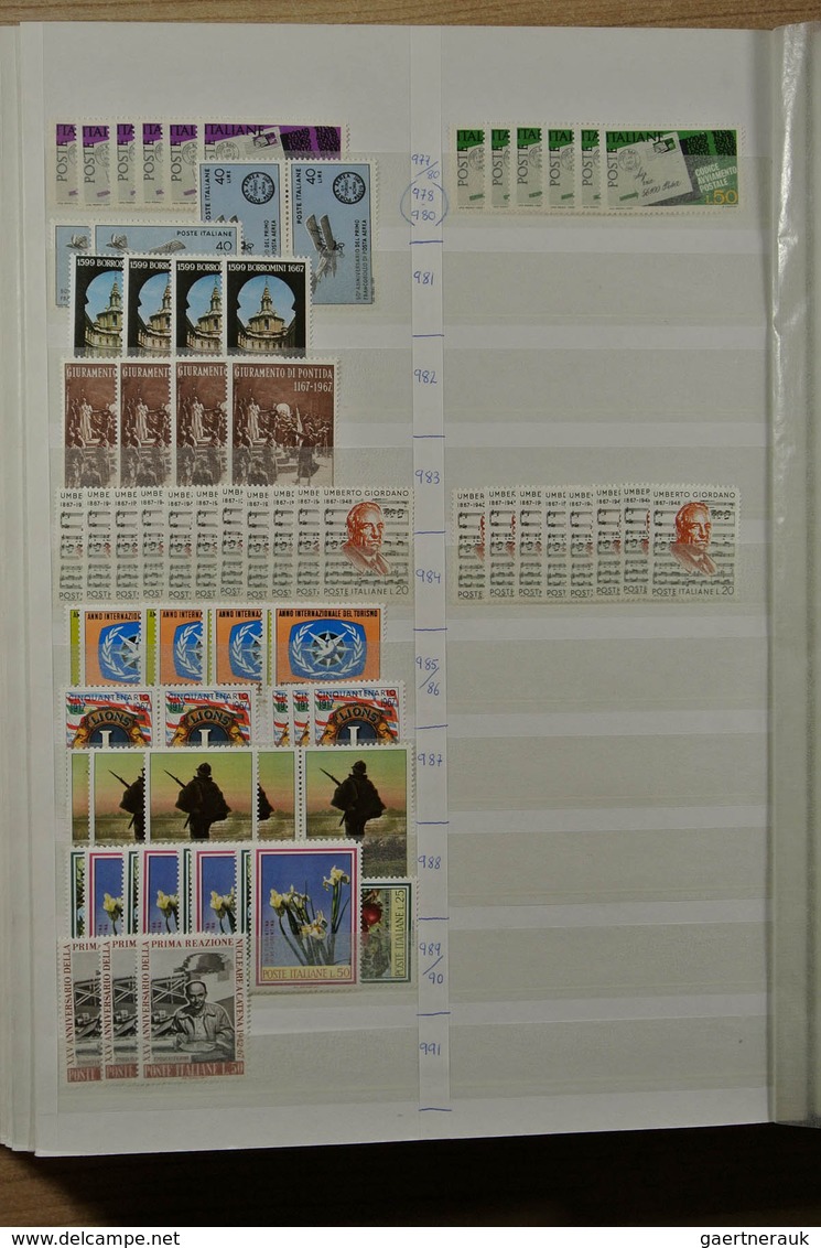 26985 Italien: 1926-1981. Stockbook with various MNH sets of Italy 1926-1981. Much material, cat. value ca