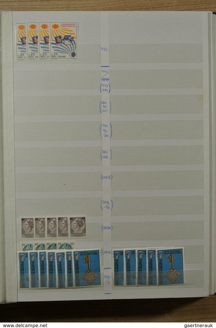 26985 Italien: 1926-1981. Stockbook with various MNH sets of Italy 1926-1981. Much material, cat. value ca