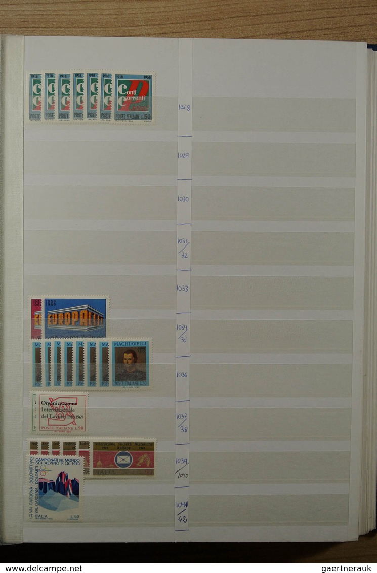 26985 Italien: 1926-1981. Stockbook with various MNH sets of Italy 1926-1981. Much material, cat. value ca