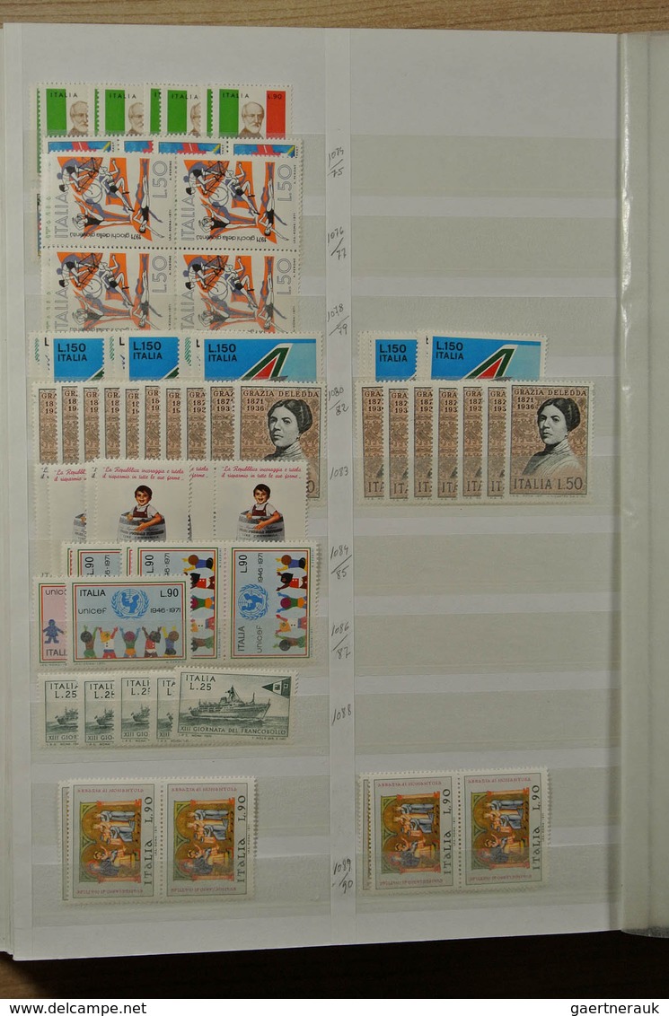 26985 Italien: 1926-1981. Stockbook with various MNH sets of Italy 1926-1981. Much material, cat. value ca