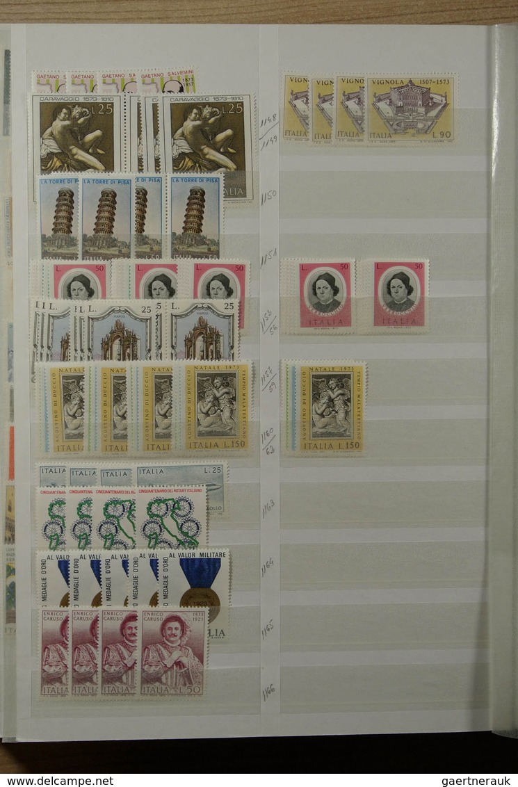 26985 Italien: 1926-1981. Stockbook with various MNH sets of Italy 1926-1981. Much material, cat. value ca