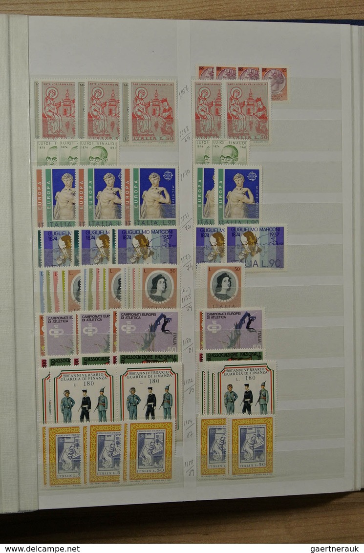 26985 Italien: 1926-1981. Stockbook with various MNH sets of Italy 1926-1981. Much material, cat. value ca