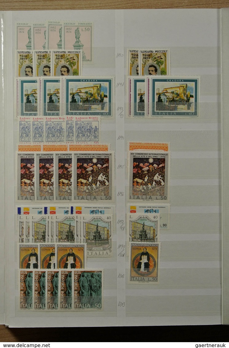 26985 Italien: 1926-1981. Stockbook with various MNH sets of Italy 1926-1981. Much material, cat. value ca