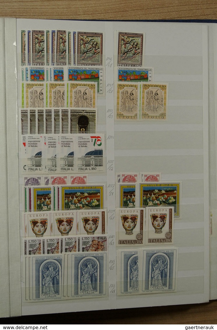 26985 Italien: 1926-1981. Stockbook with various MNH sets of Italy 1926-1981. Much material, cat. value ca