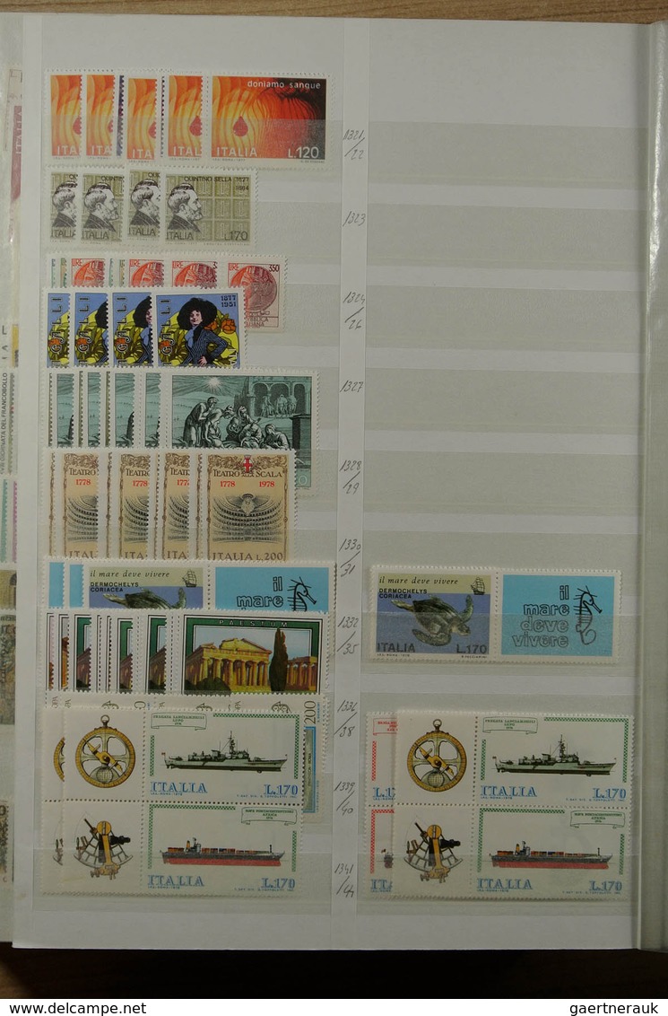 26985 Italien: 1926-1981. Stockbook with various MNH sets of Italy 1926-1981. Much material, cat. value ca