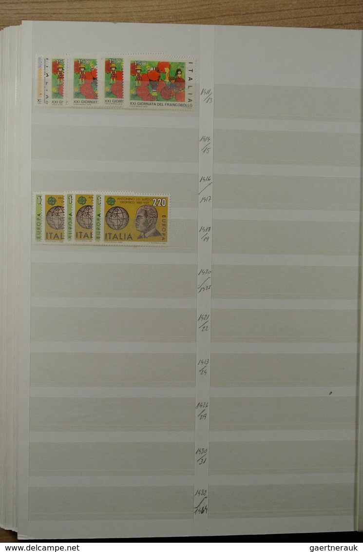 26985 Italien: 1926-1981. Stockbook with various MNH sets of Italy 1926-1981. Much material, cat. value ca