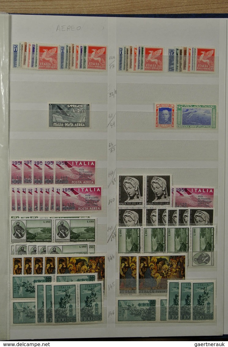 26985 Italien: 1926-1981. Stockbook with various MNH sets of Italy 1926-1981. Much material, cat. value ca