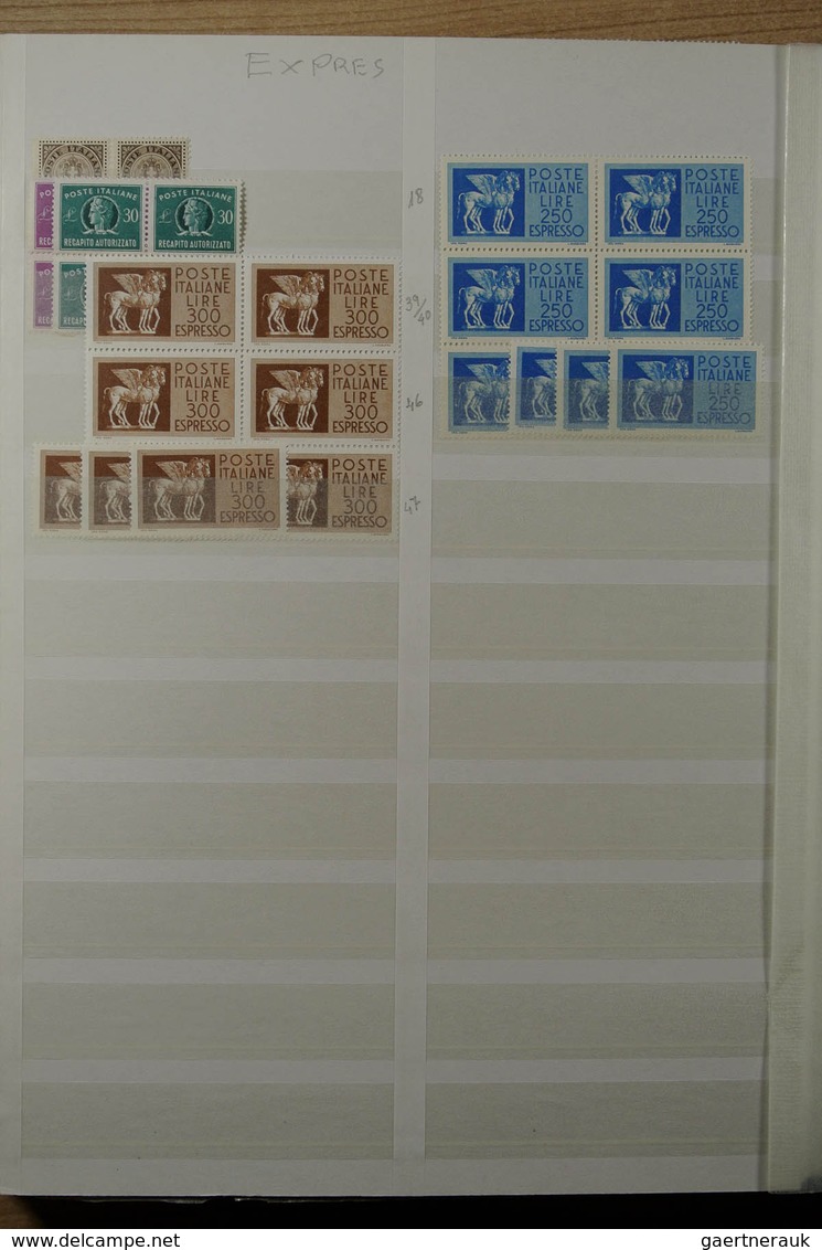 26985 Italien: 1926-1981. Stockbook with various MNH sets of Italy 1926-1981. Much material, cat. value ca