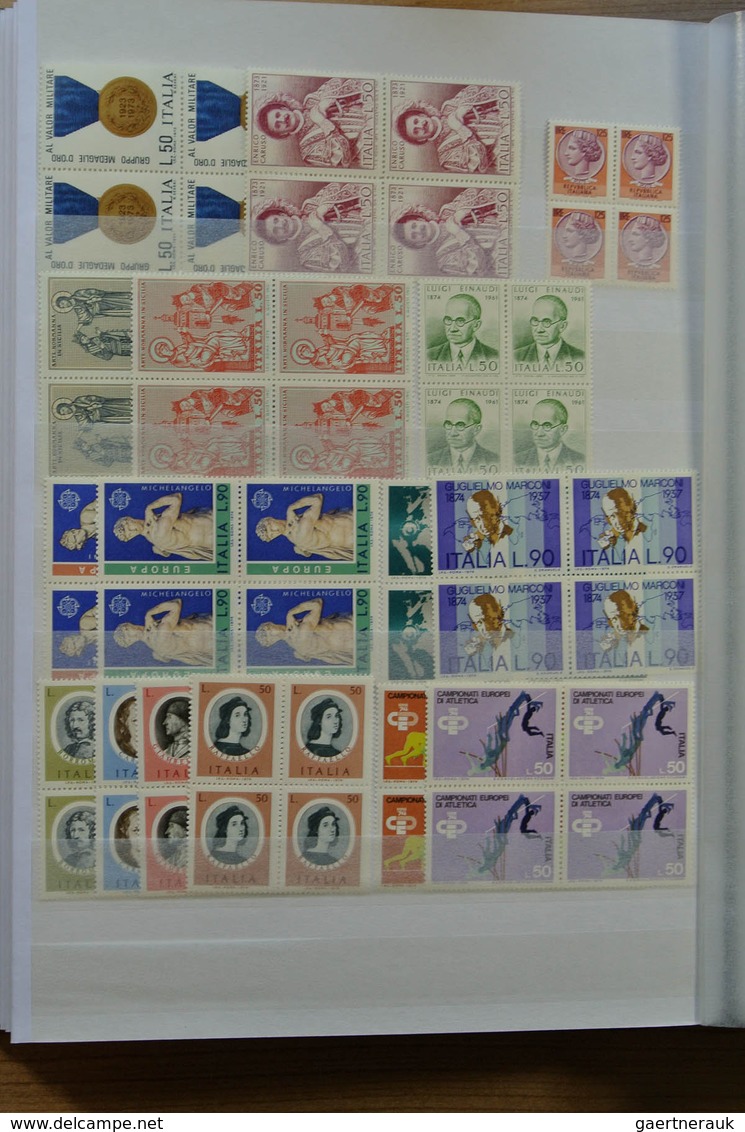 26986 Italien: 1926-1979. Wonderful mint never hinged collection, in beautiful condition, all collected in