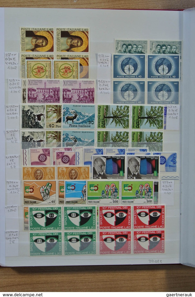 27013 Italien: 1950-1986. Extensive MNH engros lot Italy 1950-1986 in 2 stockbooks, inlcluding better issu