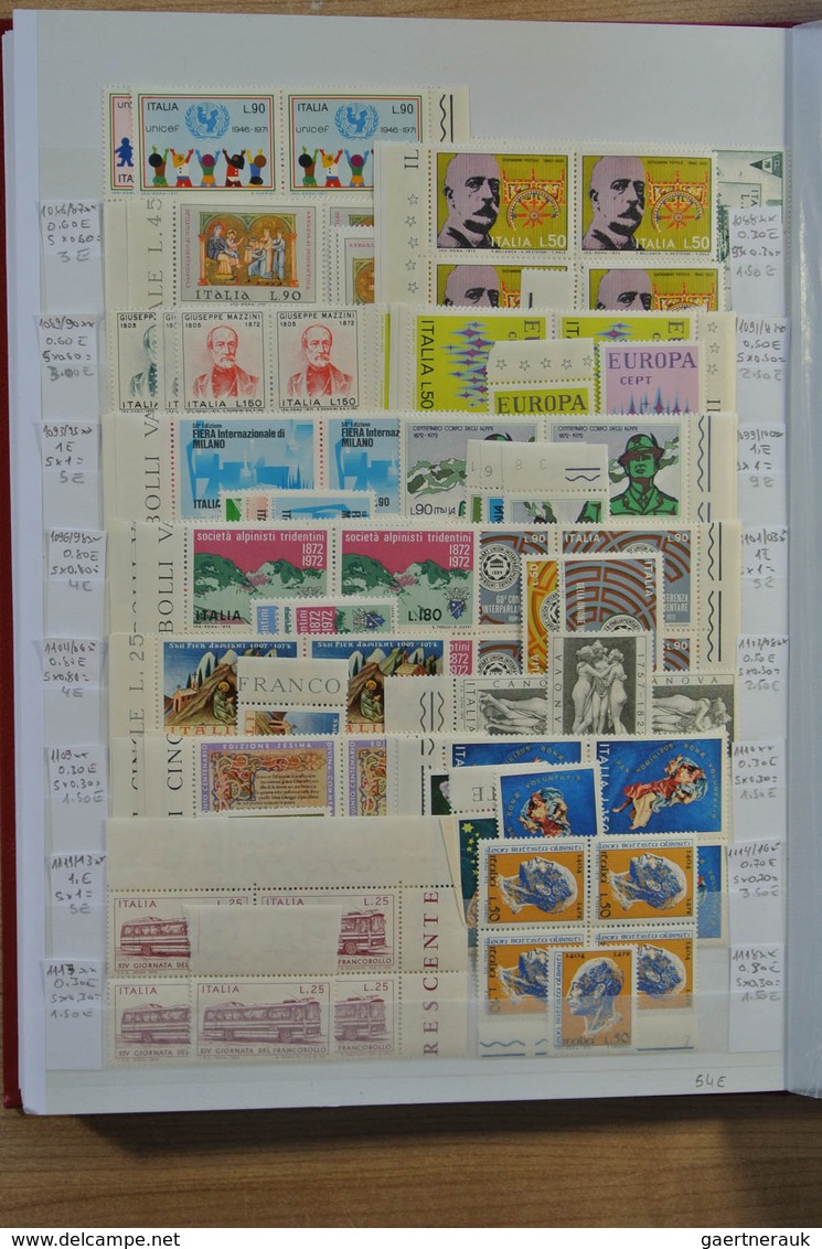 27013 Italien: 1950-1986. Extensive MNH engros lot Italy 1950-1986 in 2 stockbooks, inlcluding better issu