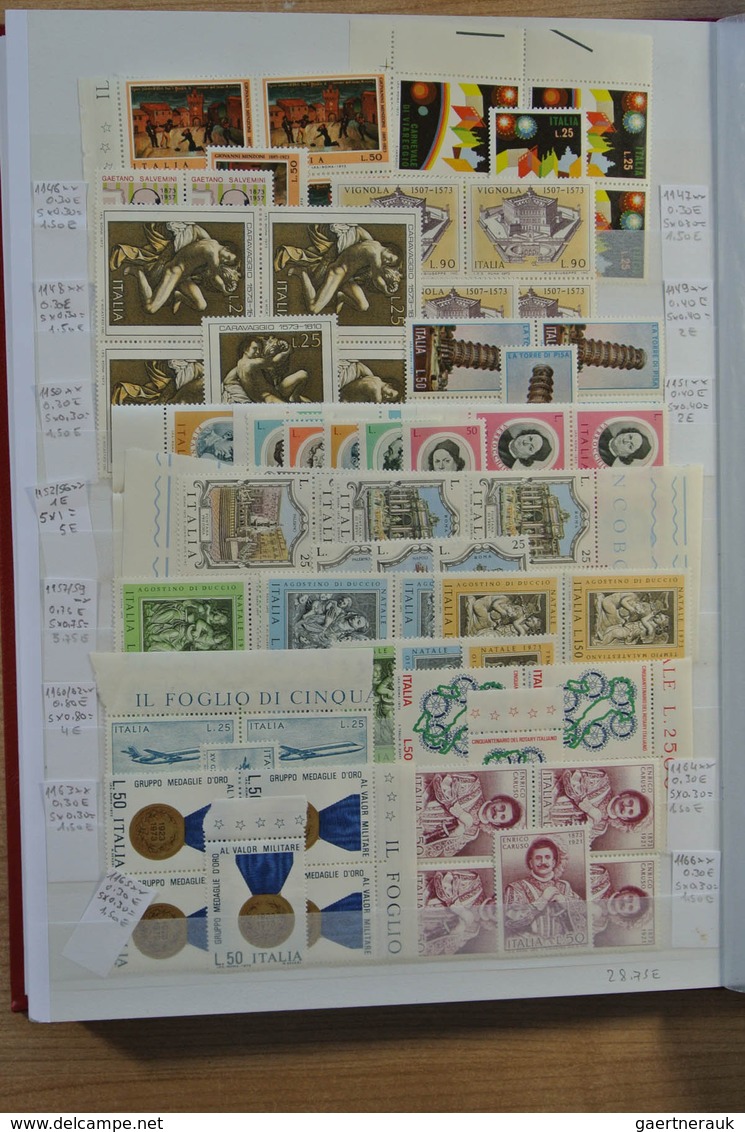 27013 Italien: 1950-1986. Extensive MNH engros lot Italy 1950-1986 in 2 stockbooks, inlcluding better issu