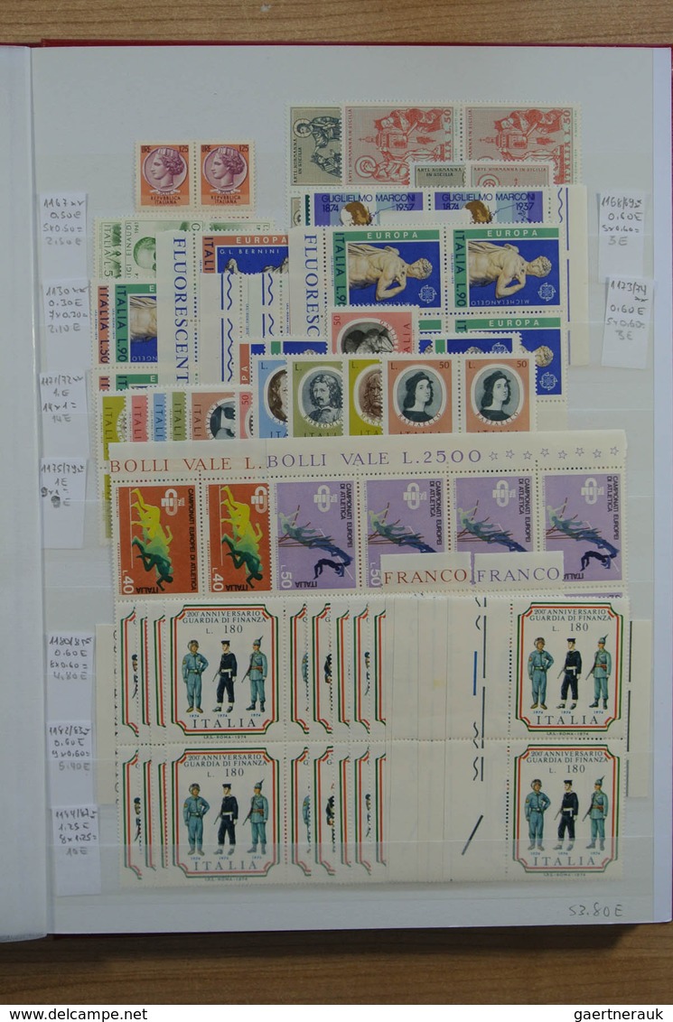 27013 Italien: 1950-1986. Extensive MNH engros lot Italy 1950-1986 in 2 stockbooks, inlcluding better issu