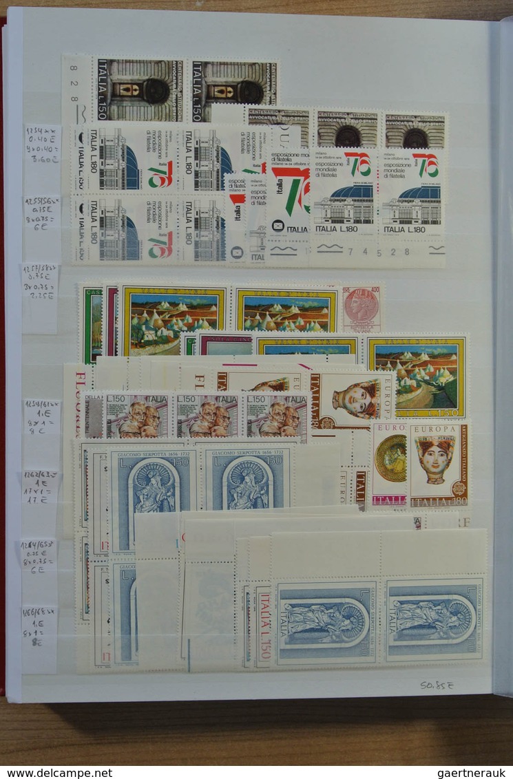 27013 Italien: 1950-1986. Extensive MNH engros lot Italy 1950-1986 in 2 stockbooks, inlcluding better issu