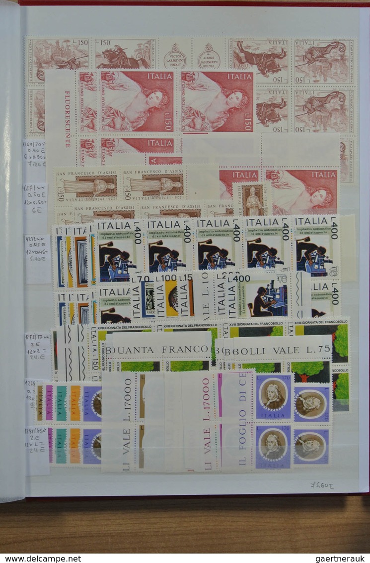 27013 Italien: 1950-1986. Extensive MNH engros lot Italy 1950-1986 in 2 stockbooks, inlcluding better issu