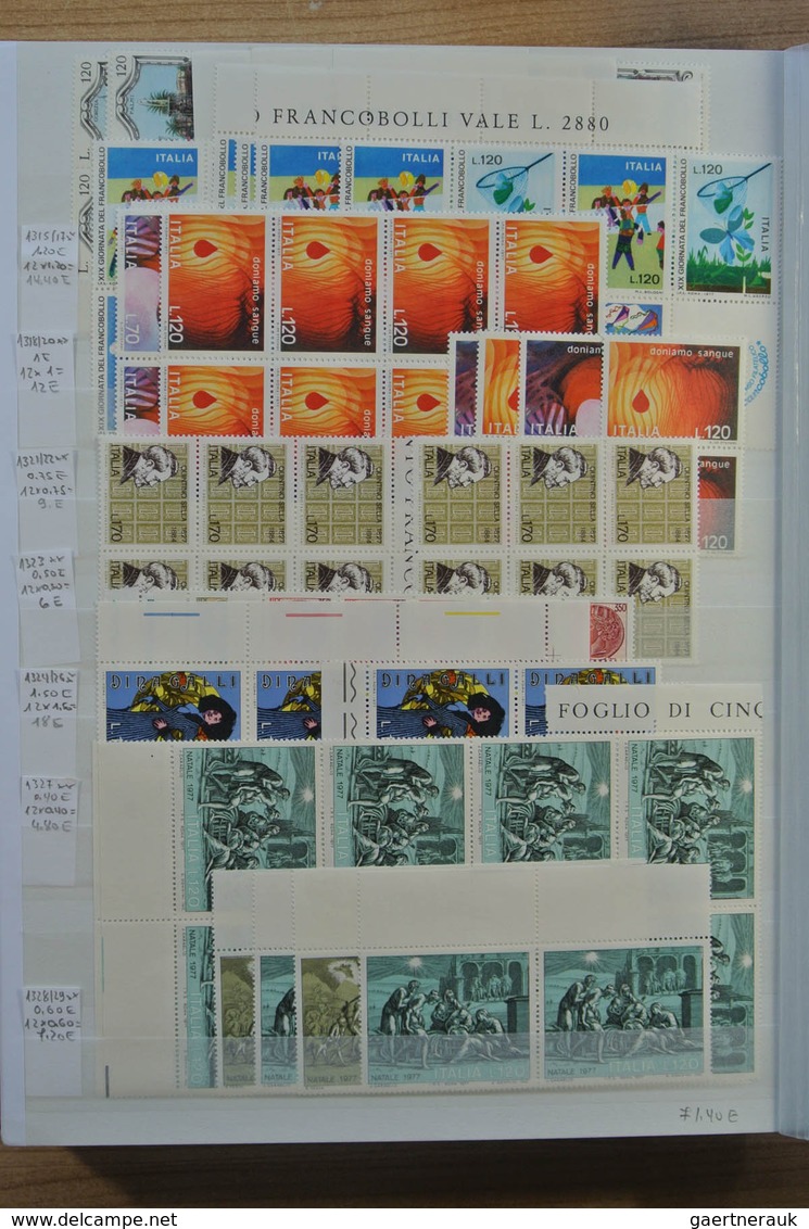 27013 Italien: 1950-1986. Extensive MNH engros lot Italy 1950-1986 in 2 stockbooks, inlcluding better issu