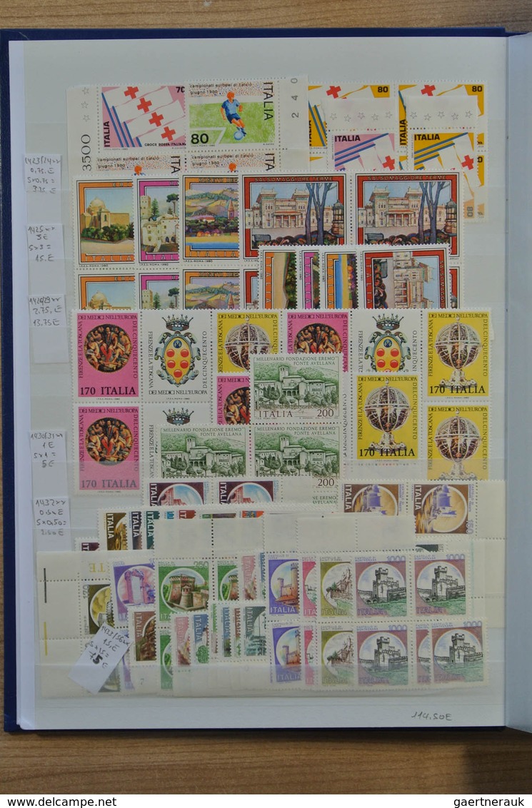 27013 Italien: 1950-1986. Extensive MNH engros lot Italy 1950-1986 in 2 stockbooks, inlcluding better issu