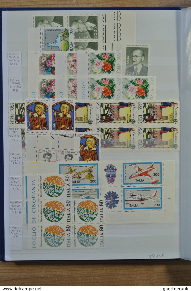 27013 Italien: 1950-1986. Extensive MNH engros lot Italy 1950-1986 in 2 stockbooks, inlcluding better issu