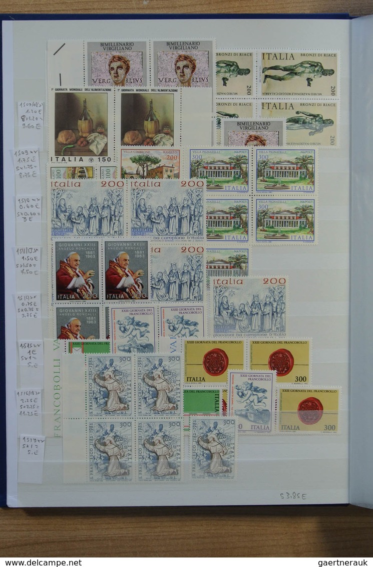 27013 Italien: 1950-1986. Extensive MNH engros lot Italy 1950-1986 in 2 stockbooks, inlcluding better issu