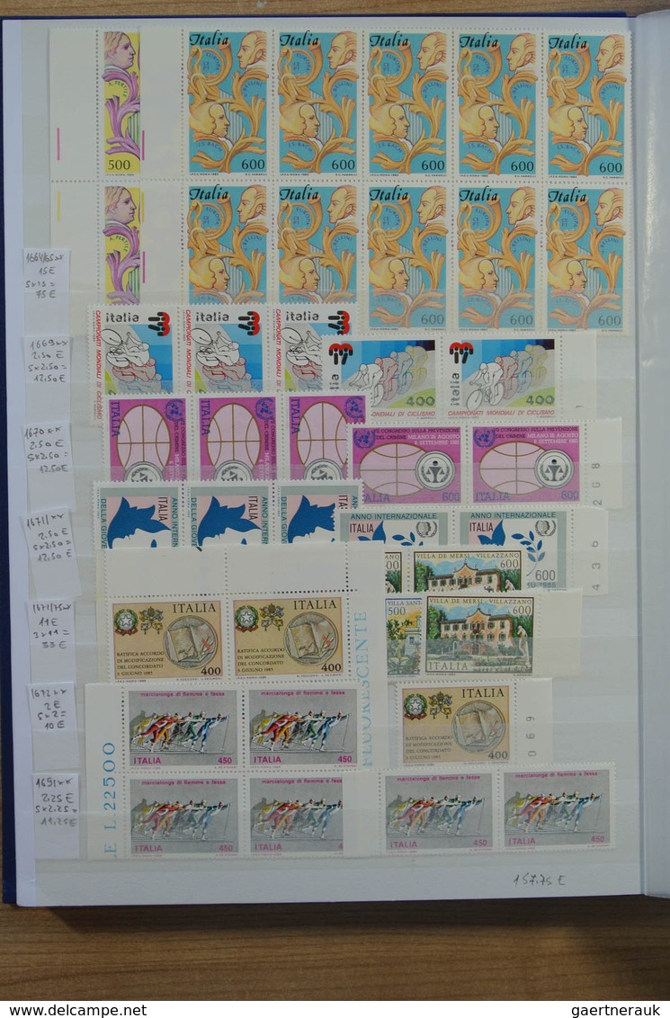 27013 Italien: 1950-1986. Extensive MNH engros lot Italy 1950-1986 in 2 stockbooks, inlcluding better issu