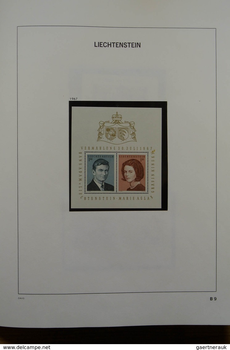 27207 Liechtenstein: 1936-1993 MNH and mint hinged collection souvenir sheets, service stamps and postage