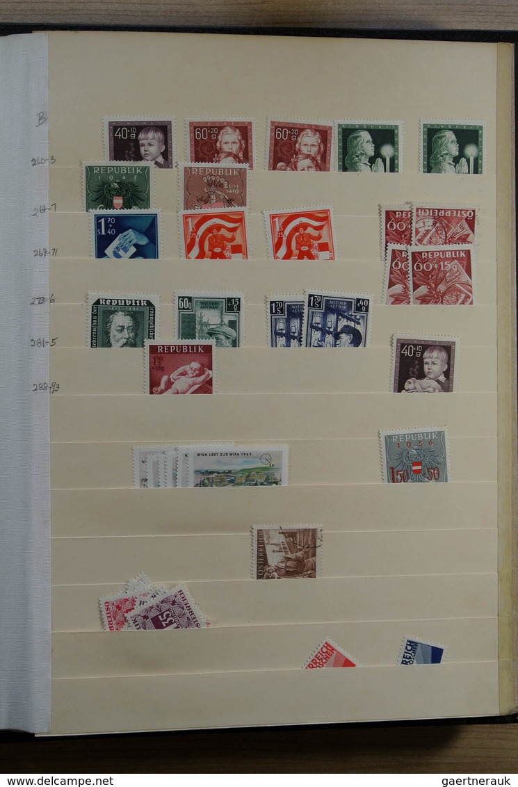 27583 Österreich: 1890-1960. Stockbook with various MNH, mint hinged and used material of Austria 1890-196