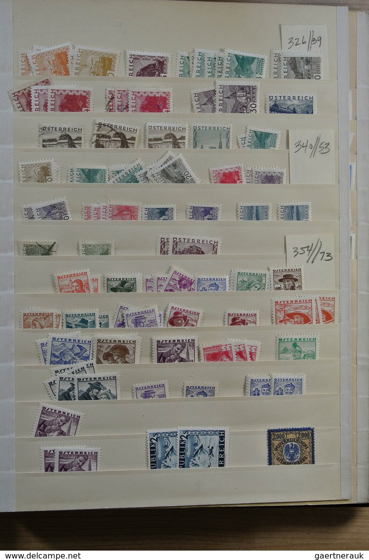 27583 Österreich: 1890-1960. Stockbook with various MNH, mint hinged and used material of Austria 1890-196